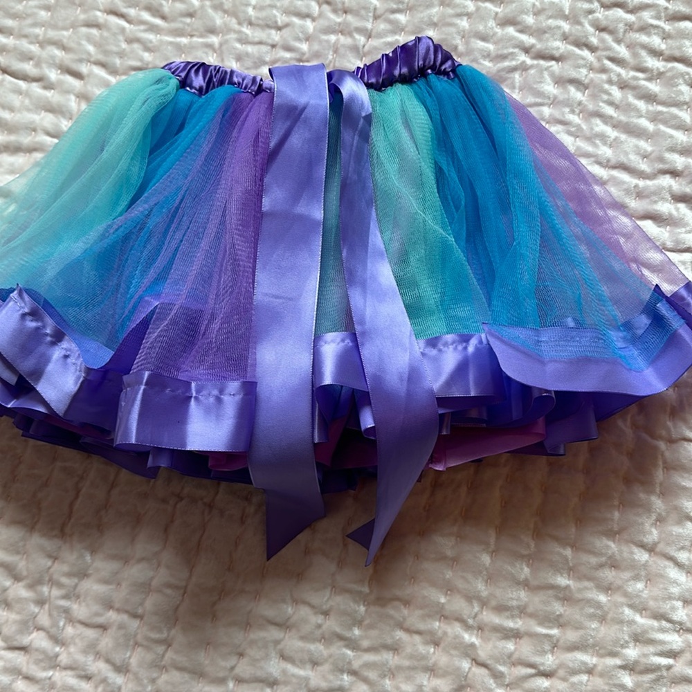 Melissa & Doug very cute skirt size 4-5Y,wearing once, excellent condition.